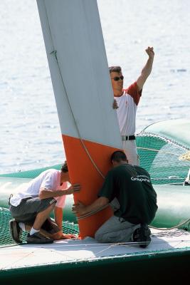 Mise  l'eau du trimaran Groupama 2