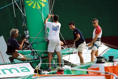 Mise  l'eau du trimaran Groupama 2