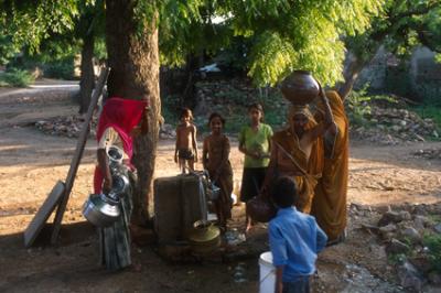 Basi_009_well+women.jpg