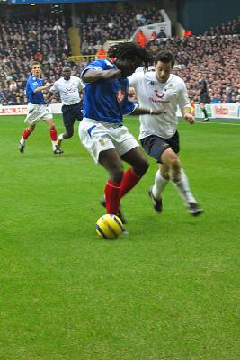 5th February 2005 - Andy Reid gets into the thick of it