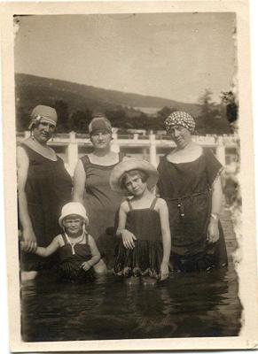 Beutiful swimmers 1924