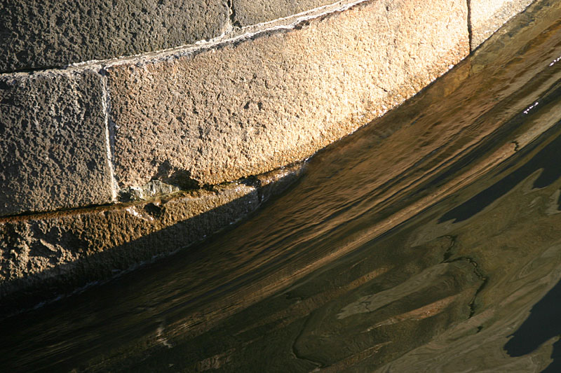 Flow around the bridge