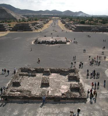 u37/matancom/medium/24006296.Teotihuacan_Sun_Pyramid_mall_Lower_view.jpg