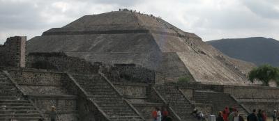 u37/matancom/medium/24023425.Teotihuacan_sun_Pyramid_serounding.jpg