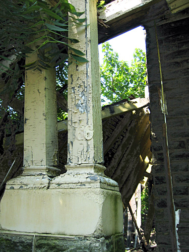 Straight pillars but fallen roof