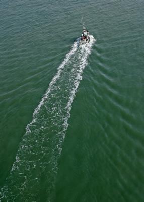 u37/ninadartworks/medium/23802649.boatwake.jpg