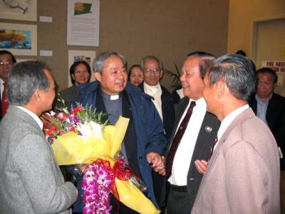 Hiệp Hội đ󮠦amp;ETH;ức Cha TIỆM, Dòng Don Bosco VN, thăm GiᯠPhận Orange.jpg