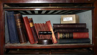 u37/pstewart/medium/24383079.bookshelf.jpg