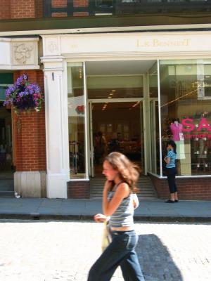 Hot day shopping in Guildford 3, July 2003