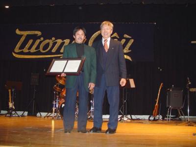 MC Tran Trung Luong and Auction Winner