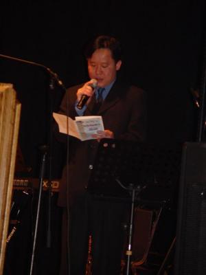 Award Presenter Le Nhu Phu