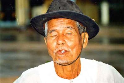 Old-man-near-cao-dai.jpg