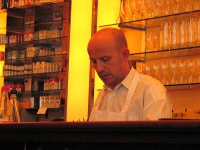 bartender-cafe-Metropole.jpg