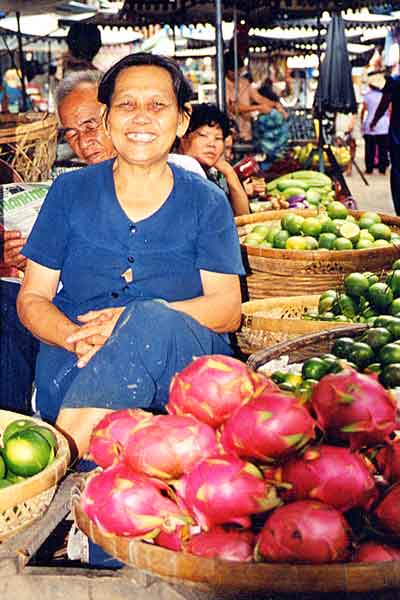lady-selling-dragon-fruit.jpg