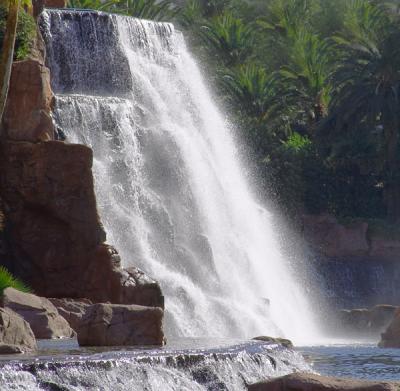 u37/ugot2bkdng/medium/24207186.HotelMirageWaterfall3.jpg