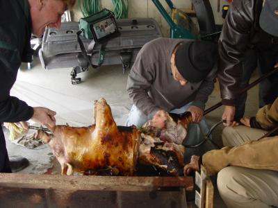 After a while, it was decided to roast the front and back parts of the pig separately.