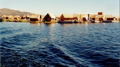 For what life is like on the islands, be sure to read Miranda France's fantastic article
on life on the islands, directly-linked at my PhotoDiary UROS page...