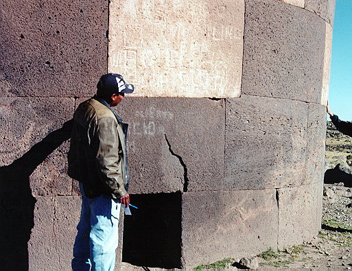 Sillustani: Our guide Jesus explaining features of the chullpa