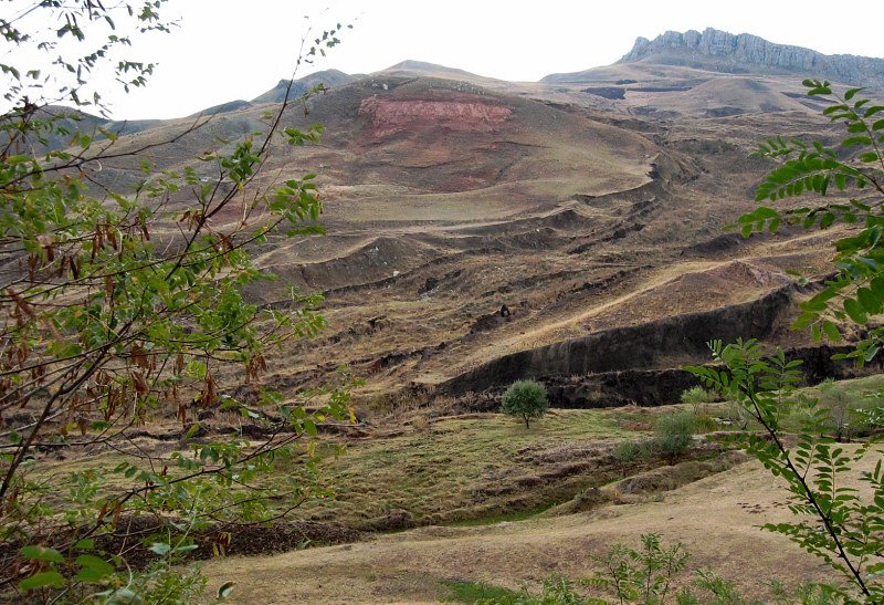 Limestone range (Gilgamesh?) at top. Lower part of ark only, at right.<br>Note similar natural form above left, less deep/dark