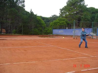 Nico jugando tenis