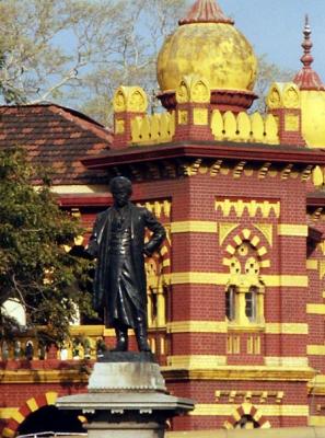 Statue infront of the old hospital, Lipton Circus