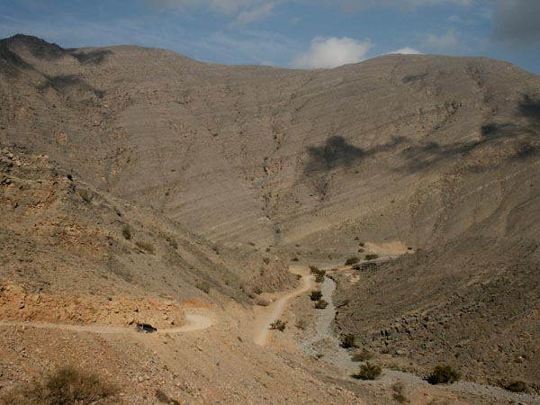 The road climbs 1000m (3000 ft) between the east coast and west coast of the Musandam peninsula