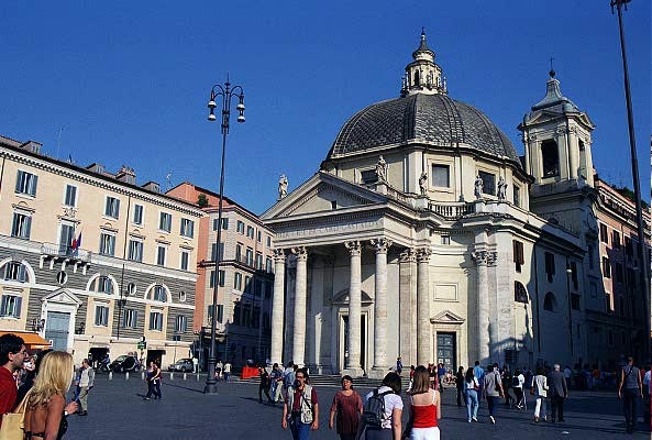 Santa Maria di Montesanto (1667), Via del Corso