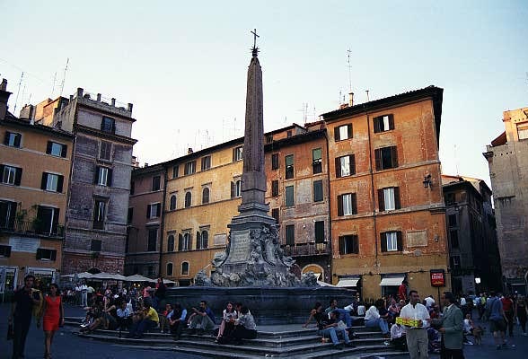 Piazza della Rotonda in front of the Pantheon