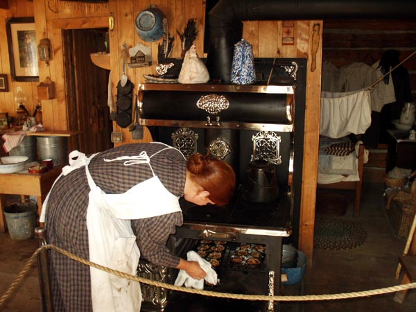 Fort Edmonton - period actress