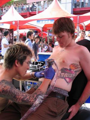 friend getting tattoed Stupid foreigner in chinese!!