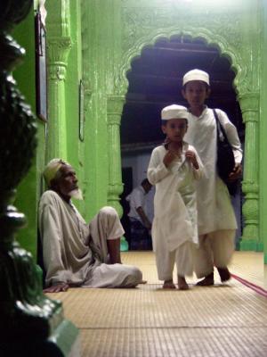 u38/bvcuma/medium/32080360.mosque3rs.jpg