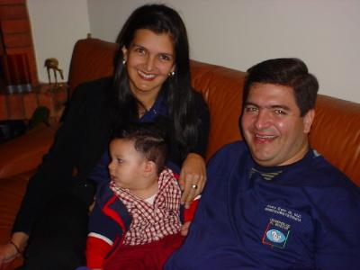 Alvaro y Elizabeth con Camilo Jose