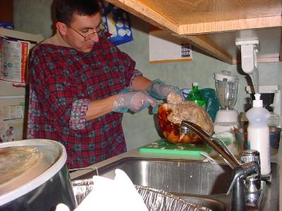 Jairo preparando el pavo de Thanksgiving 2002
