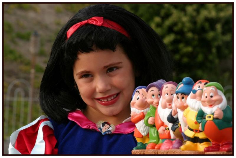 * <B> Snow White </b> *<br><font size=2>by Earl Waud</font>