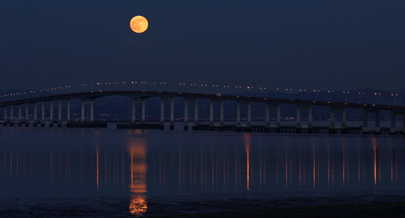 <B>Moonrise*</B><BR>by Garrett Lau