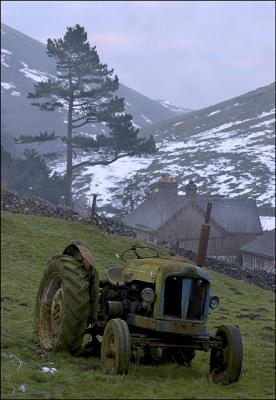 u38/falcn/medium/40584388.tractor_mist.jpg