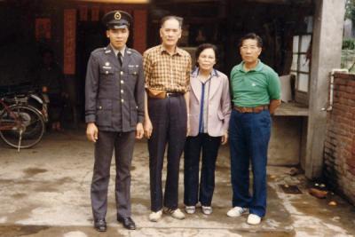 u38/fsl/medium/24829288.MyuncleMajorYeeinplainclothesinTaiwan384.jpg