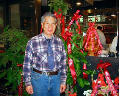 u38/fsl/medium/24902148.AtthegrandopeningofarestaurantinNYCChinatown1604.jpg