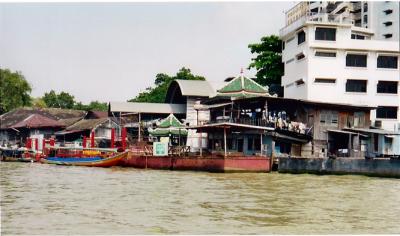 Chao Praya River riverfront property.JPG
