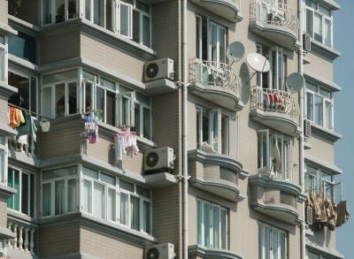 Aircon, satellite dishes, and washing, next to the White House