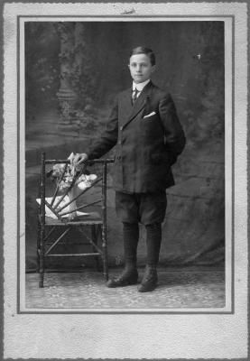 u38/larryrz/medium/24706275.AlGoldbergConfirmation13Yearsold1911.jpg