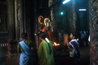 templIN1164_praying_Madurai.jpg