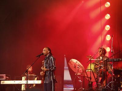 Gilberto Gil en rouge