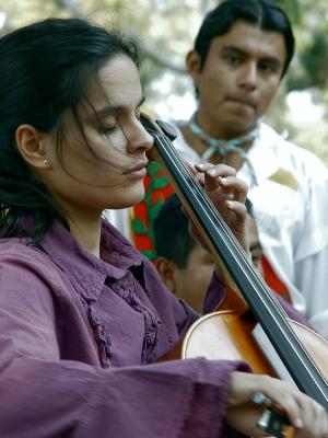 u38/mel_sny/medium/24812293.cellist1a.jpg