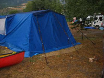 il retro della tenda CKI lato vento con 20 elastici spezzati.JPG