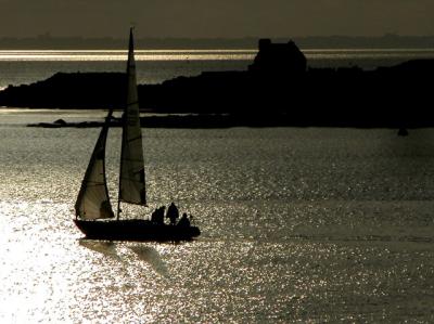 Voilier sur reflets dors