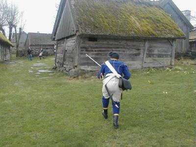 Jägare går in i byn...en flankeringspatroullie hava redan gripit en misstänkt smugglare! Hurra!