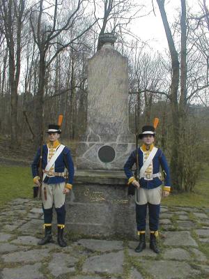 P vakt vid minnesstenen vfer Konung Gustaf besk 1787 vid Kallebck och stadens nyvunna klla
