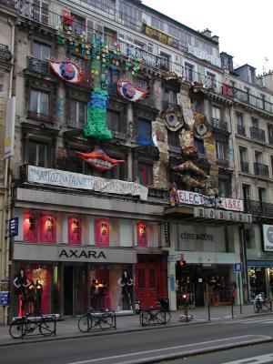 great faces on buildings on rue de rivoli