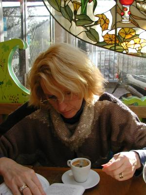 galina reading at cafe with cafe noir